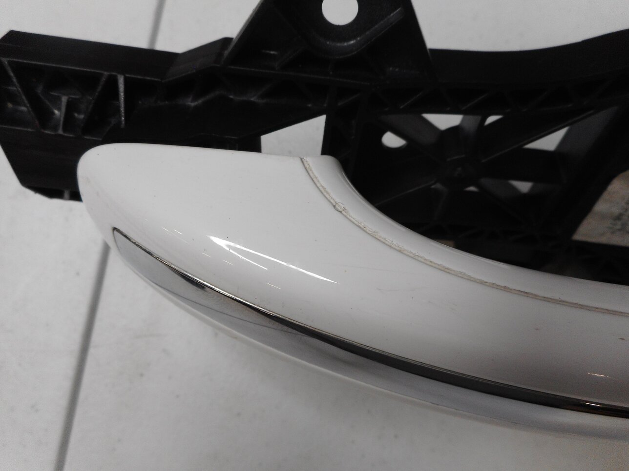 Thumbnail 8: 2007-2015 AUDI Q7 (4L) LEFT SIDE REAR EXTERIOR DOOR HANDLE (IBIS WHITE T9)