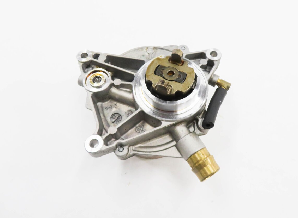 Thumbnail 1: 2012 PORSCHE PANAMERA (970 G1) 3.6L M46 ENGINE - BRAKE VACUUM PUMP