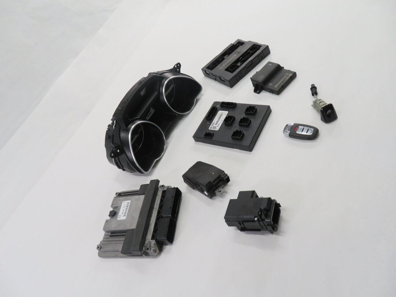 Thumbnail 4: 2014 AUDI A5 (B8 8T) 2.0L CPMB ENGINE ECM BCM GATEWAY IMMOBILIZER MODULE KEY SET