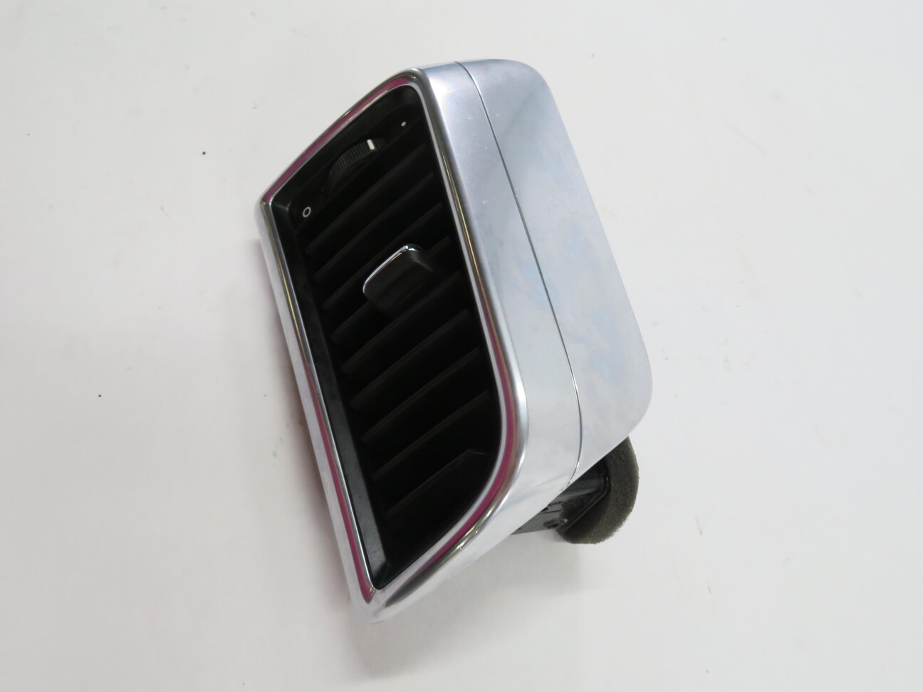 Thumbnail 4: 2012 PORSCHE PANAMERA (970 G1) RIGHT REAR B-PILLAR HEATER A/C AIR VENT