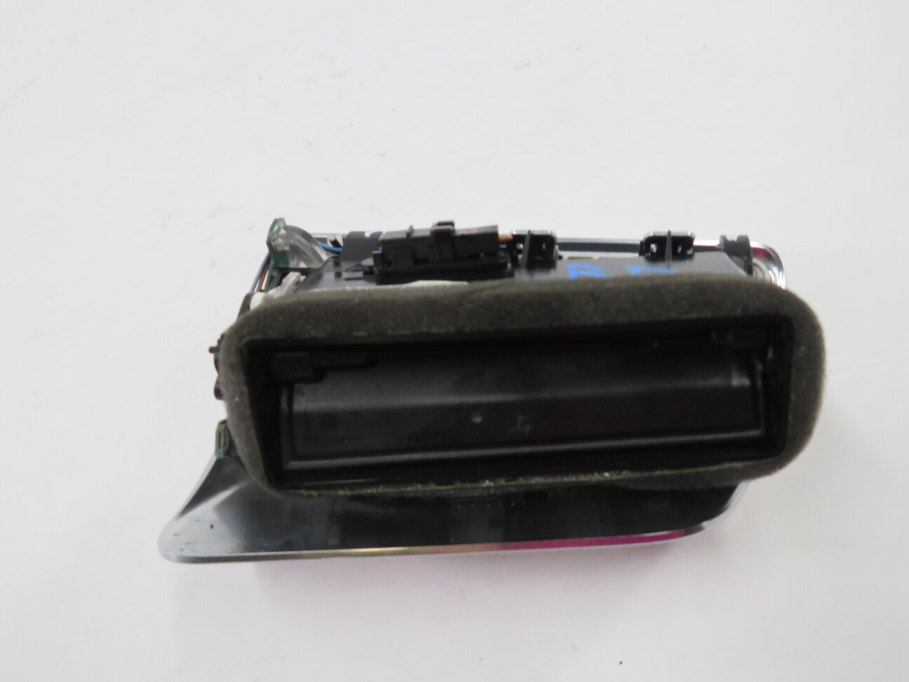 Thumbnail 5: 2012 PORSCHE PANAMERA (970 G1) RIGHT REAR B-PILLAR HEATER A/C AIR VENT