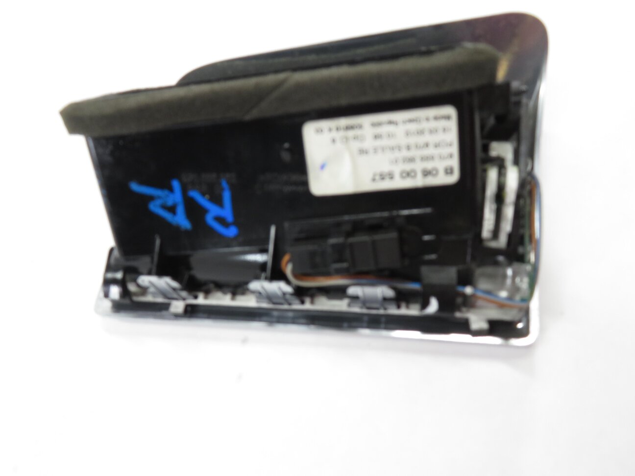 Thumbnail 6: 2012 PORSCHE PANAMERA (970 G1) RIGHT REAR B-PILLAR HEATER A/C AIR VENT