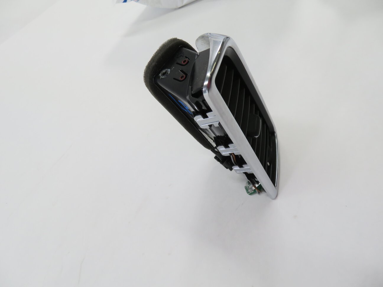 Thumbnail 3: 2012 PORSCHE PANAMERA (970 G1) LEFT REAR B-PILLAR HEATER A/C AIR VENT