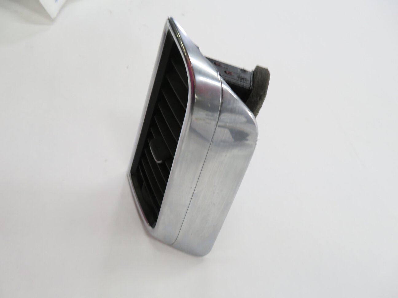 Thumbnail 4: 2012 PORSCHE PANAMERA (970 G1) LEFT REAR B-PILLAR HEATER A/C AIR VENT