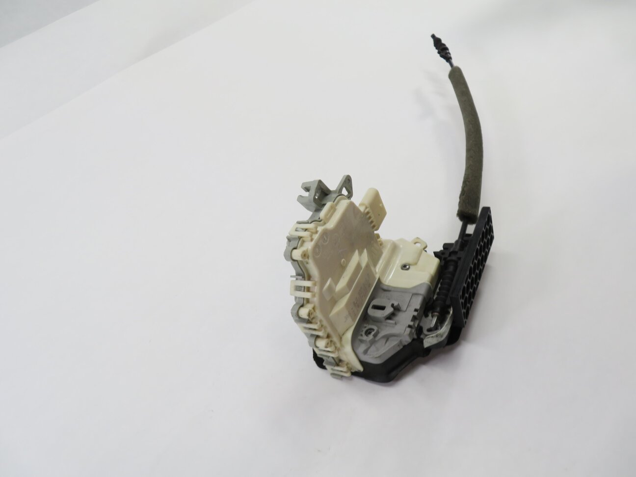 Thumbnail 3: 2010-2019 AUDI / PORSCHE A4 S4 A5 S5 A6 Q3 Q5 Q7 TT 911 - RIGHT FRONT DOOR LATCH