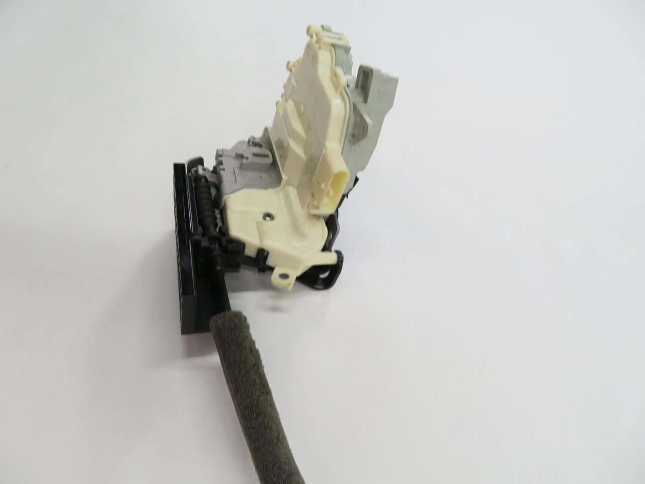 Thumbnail 4: 2010-2019 AUDI / PORSCHE A4 S4 A5 S5 A6 Q3 Q5 Q7 TT 911 - RIGHT FRONT DOOR LATCH