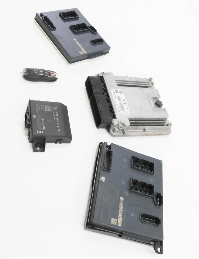 Thumbnail 3: 2012 PORSCHE PANAMERA (970 G1) HYBRID - 3.0L M06 ENGINE ECM BCM MODULE KEY SET