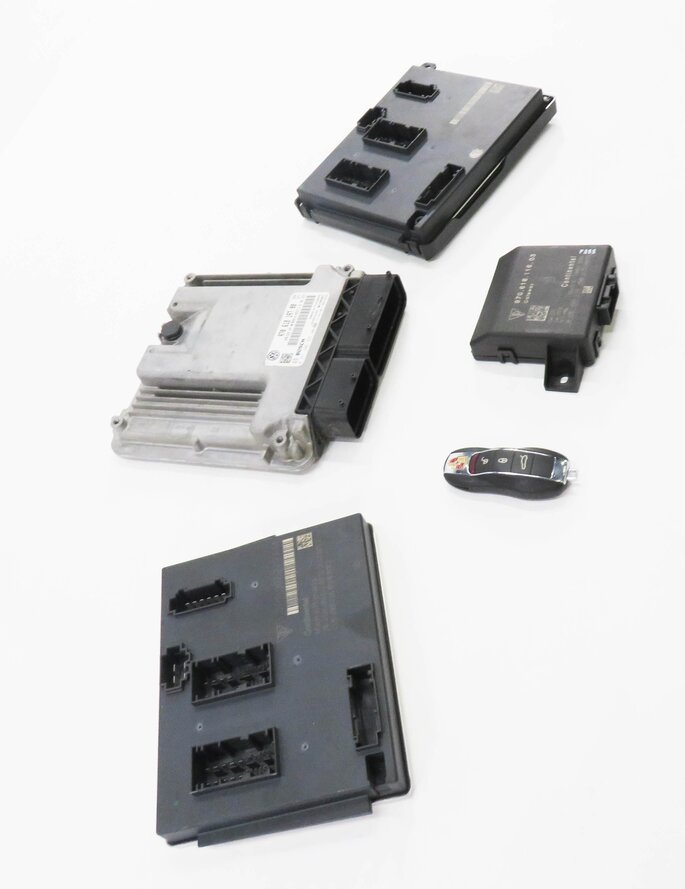 Thumbnail 4: 2012 PORSCHE PANAMERA (970 G1) HYBRID - 3.0L M06 ENGINE ECM BCM MODULE KEY SET