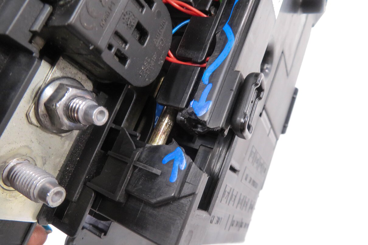 Thumbnail 7: 2011 PORSCHE CAYENNE (958) FRONT BATTERY POWER JUNCTION FUSE BOX