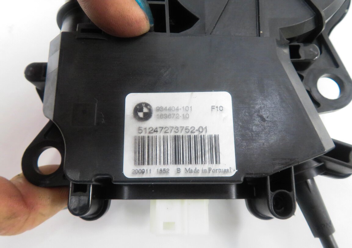 Thumbnail 9: 2012 BMW 528i (F10) REAR TRUNK SOFT CLOSE LOCK LATCH ACTUATOR MOTOR