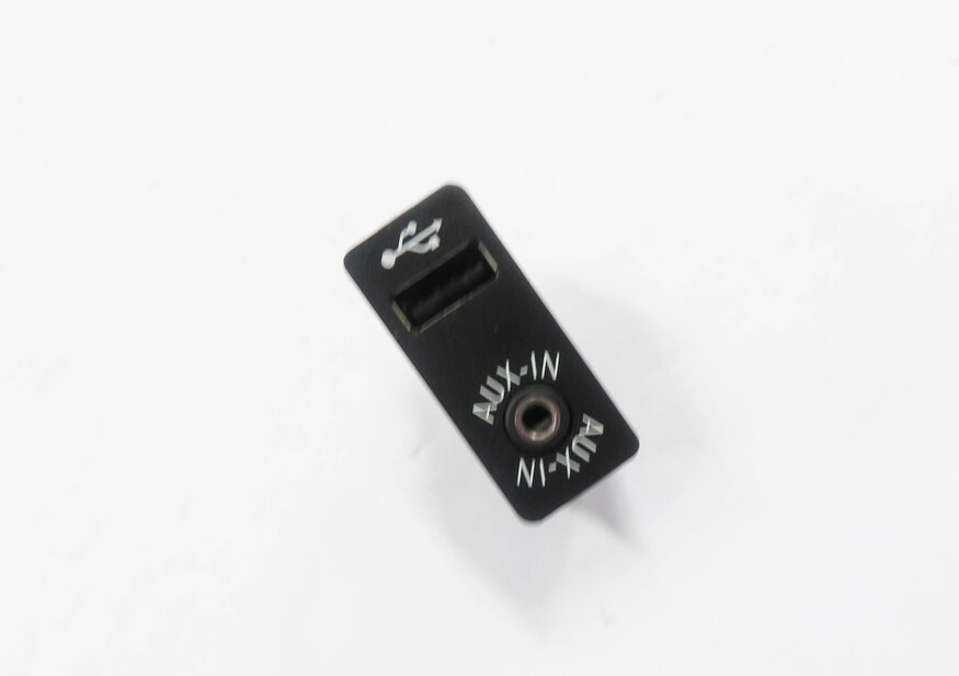 2012 BMW 528i (F10) RADIO STEREO AUX AUXILIARY AUDIO IN INPUT JACK w/ USB
