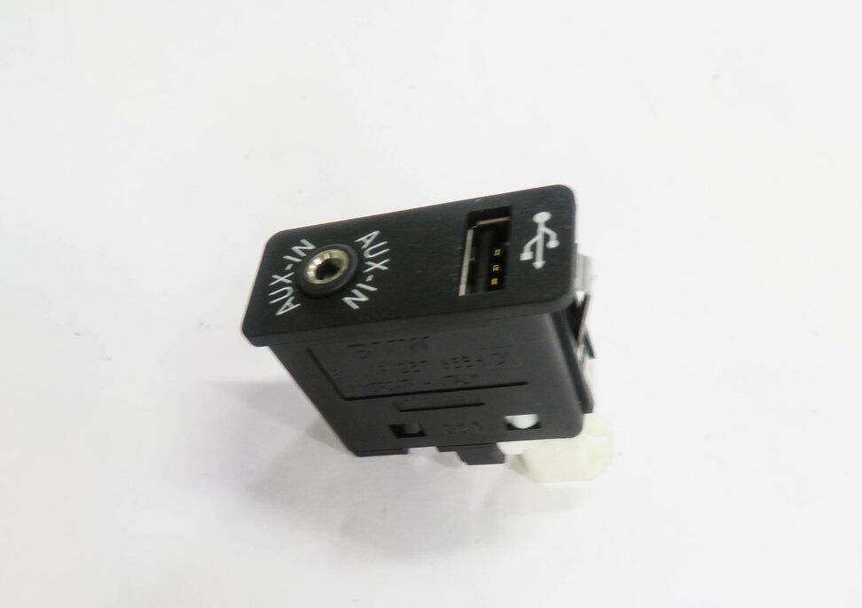 Thumbnail 4: 2012 BMW 528i (F10) RADIO STEREO AUX AUXILIARY AUDIO IN INPUT JACK w/ USB