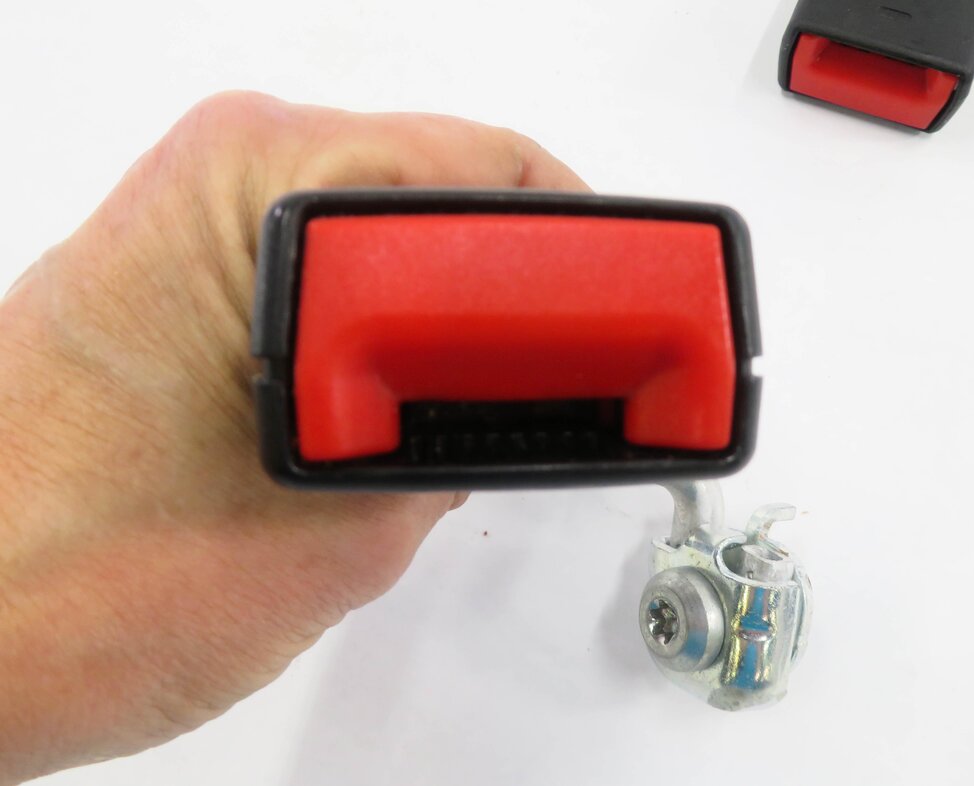 Thumbnail 6: 2012 BMW 528i (F10) REAR SEAT SEATBELT BUCKLE RECEIVER SET-3