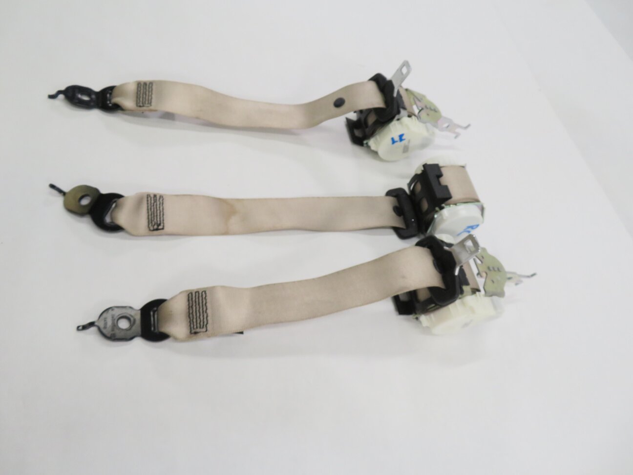 Thumbnail 4: 2012 BMW 528i (F10) REAR SEAT SEATBELT RETRACTOR SET-3 (OYSTER)