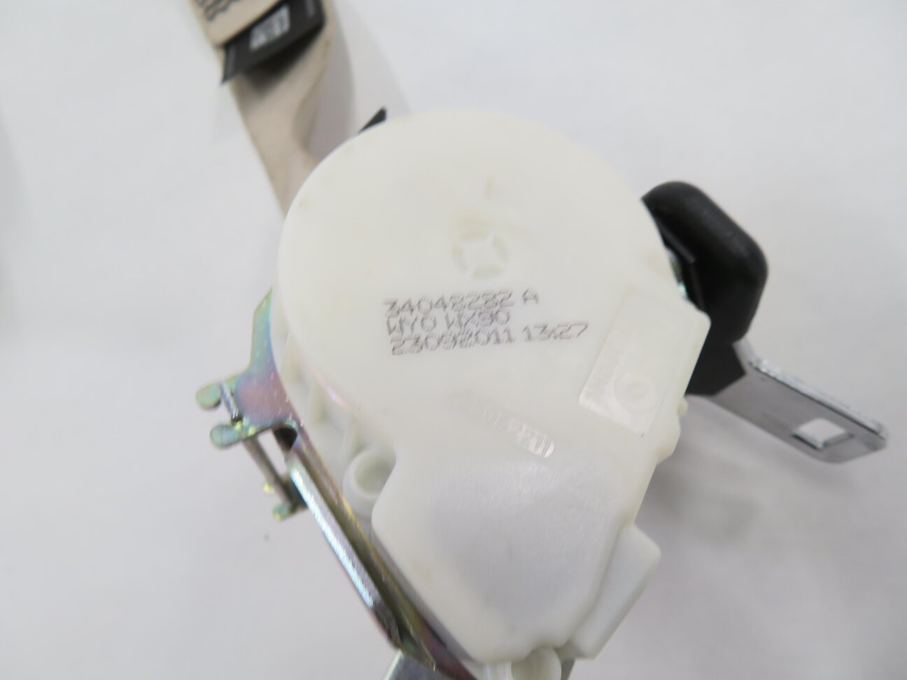Thumbnail 7: 2012 BMW 528i (F10) REAR SEAT SEATBELT RETRACTOR SET-3 (OYSTER)