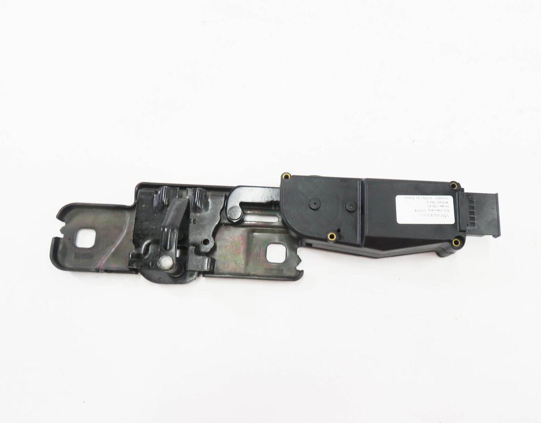 Thumbnail 2: 2015 AUDI Q5 (B8 8R) REAR TRUNK LOWER LOCK LATCH ACTUATOR MOTOR STRIKER PLATE