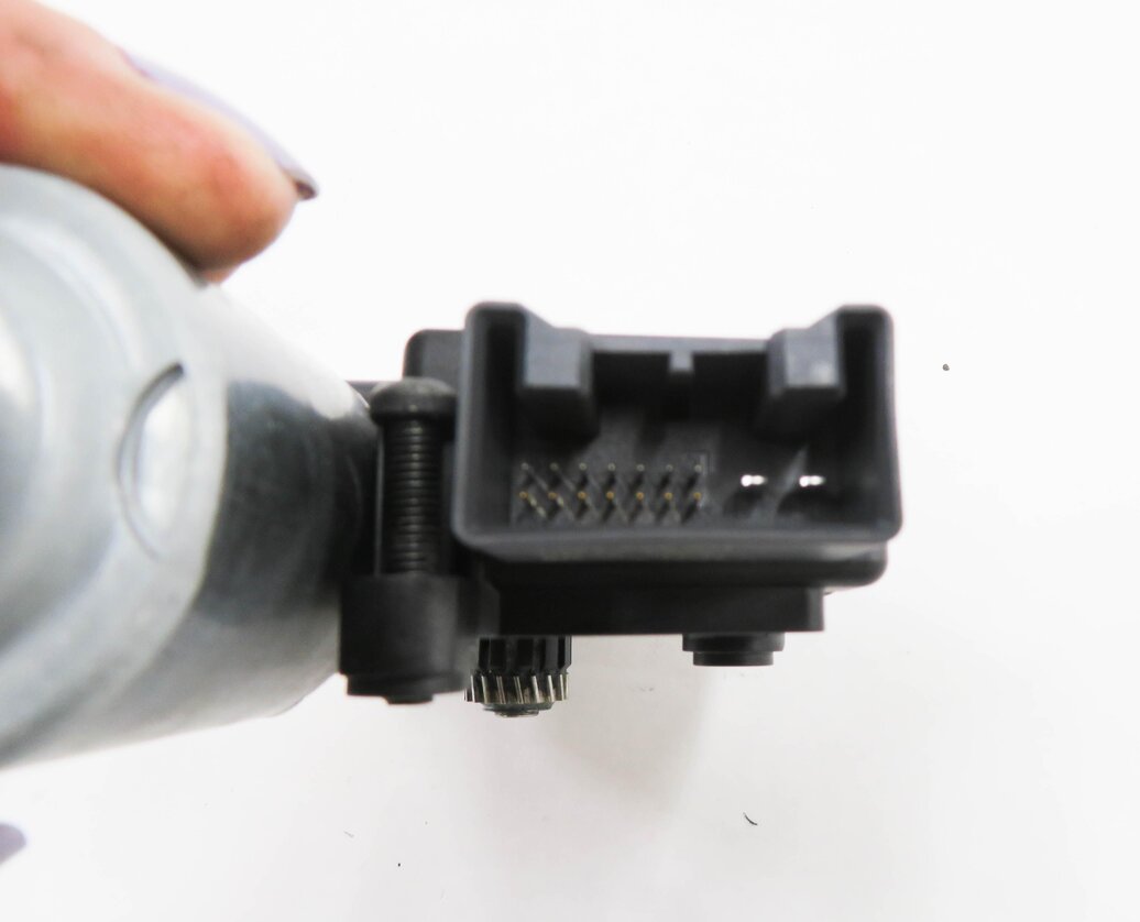 Thumbnail 6: 2007-2014 AUDI Q7 (4L) SUNROOF MOTOR / SUNSHADE MOTOR