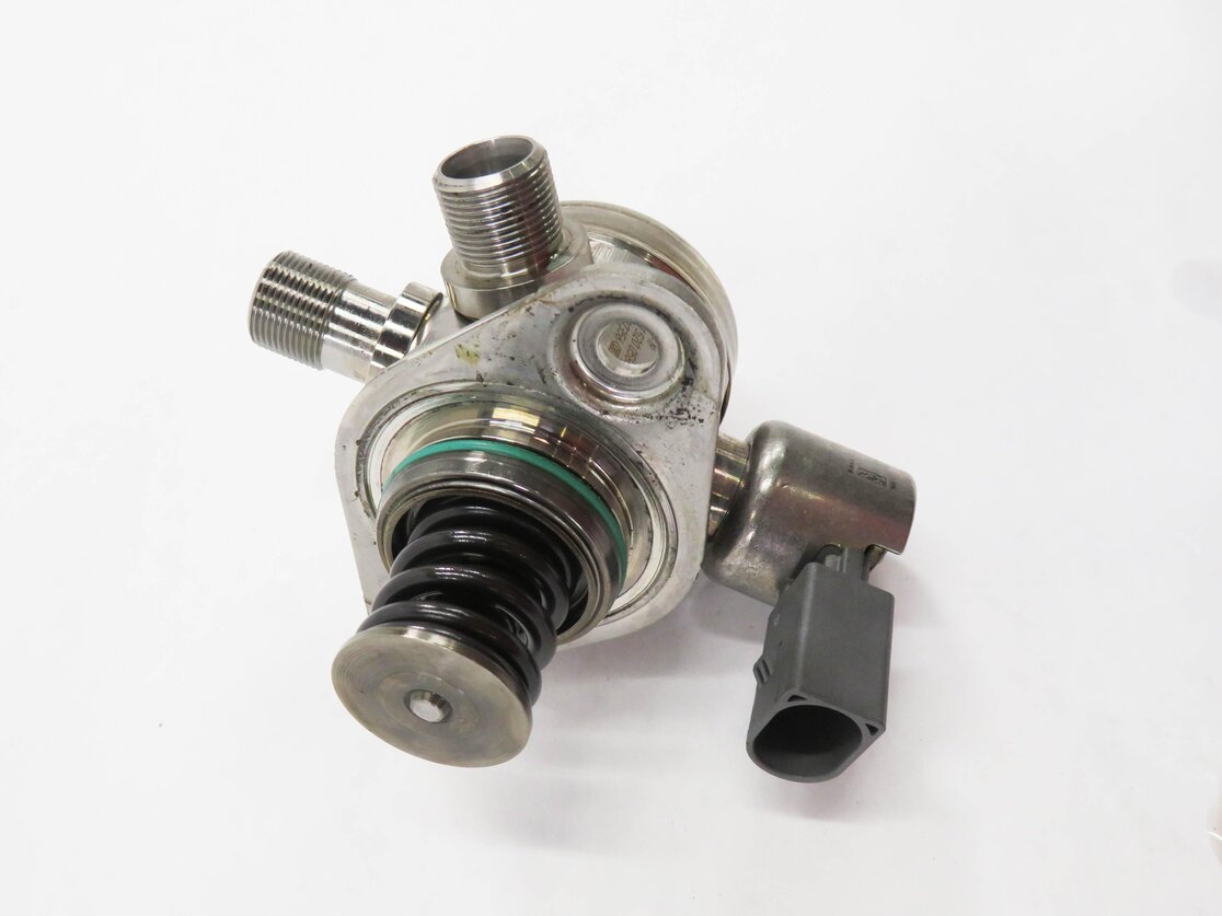 Thumbnail 4: 2011-2020 MERCEDES E500 E550 S600 SL450 SL550 GL550 - LEFT MECHANICAL FUEL PUMP