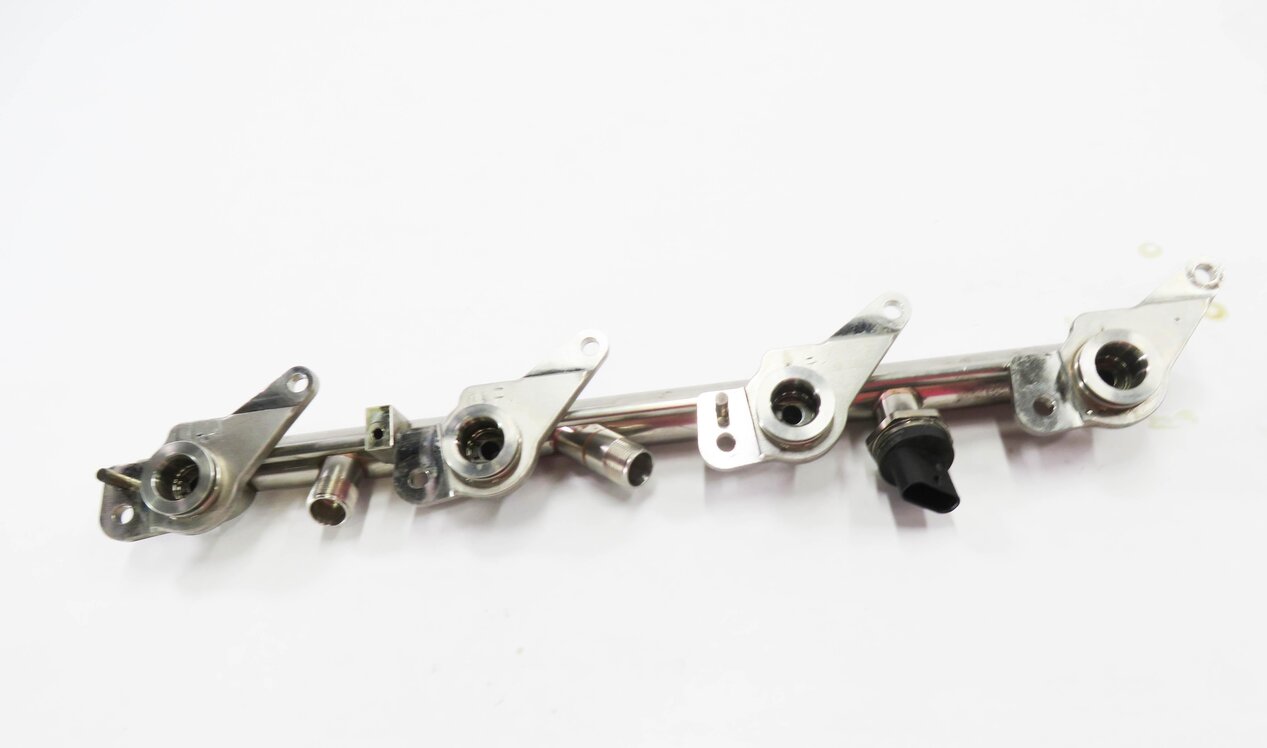 Thumbnail 2: 2012 MERCEDES S550 (W221) 4.6L M278 TWIN TURBO ENGINE - RIGHT FUEL RAIL