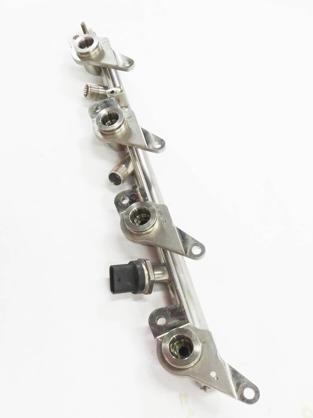 Thumbnail 4: 2012 MERCEDES S550 (W221) 4.6L M278 TWIN TURBO ENGINE - RIGHT FUEL RAIL