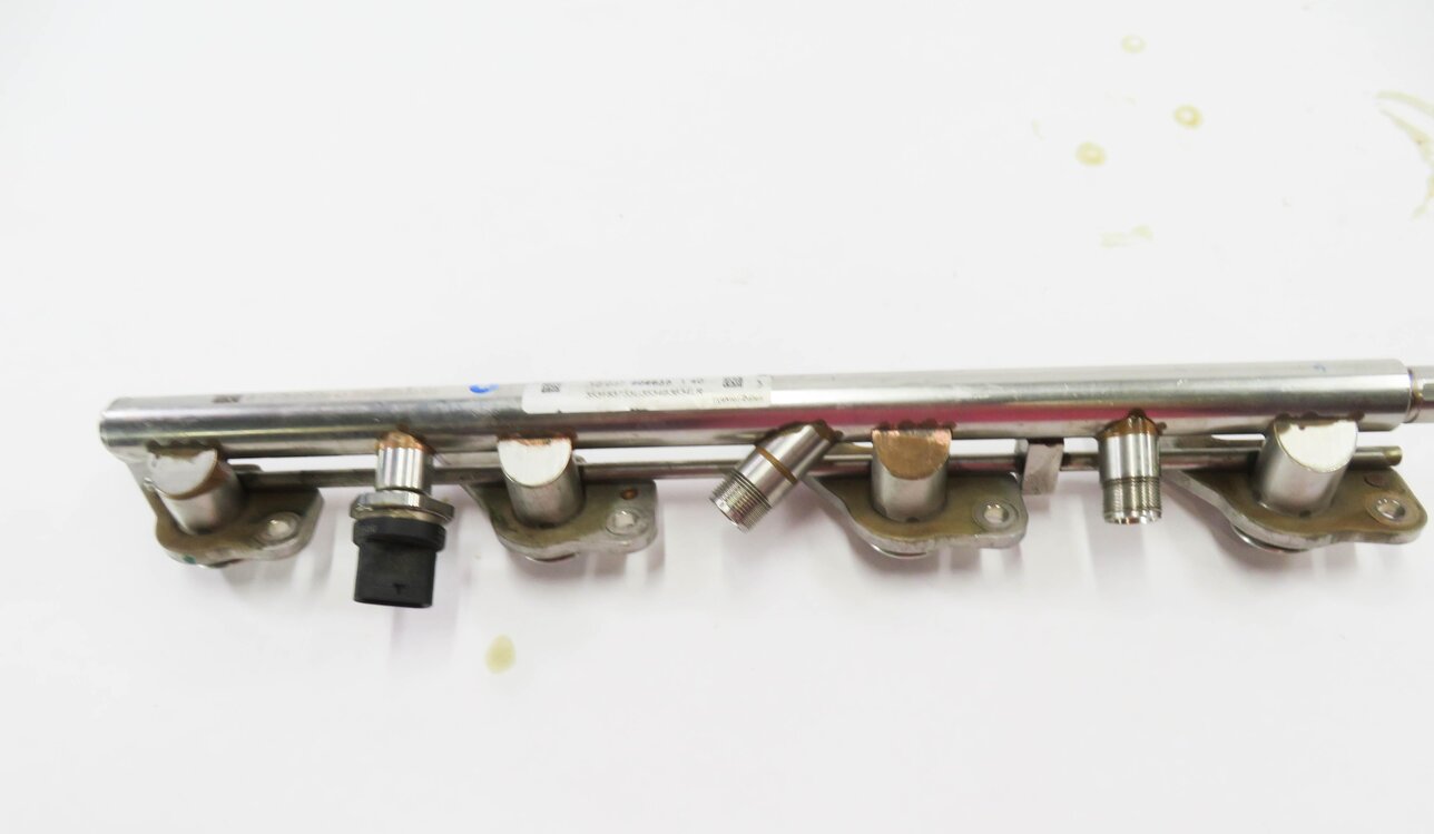 Thumbnail 6: 2012 MERCEDES S550 (W221) 4.6L M278 TWIN TURBO ENGINE - RIGHT FUEL RAIL