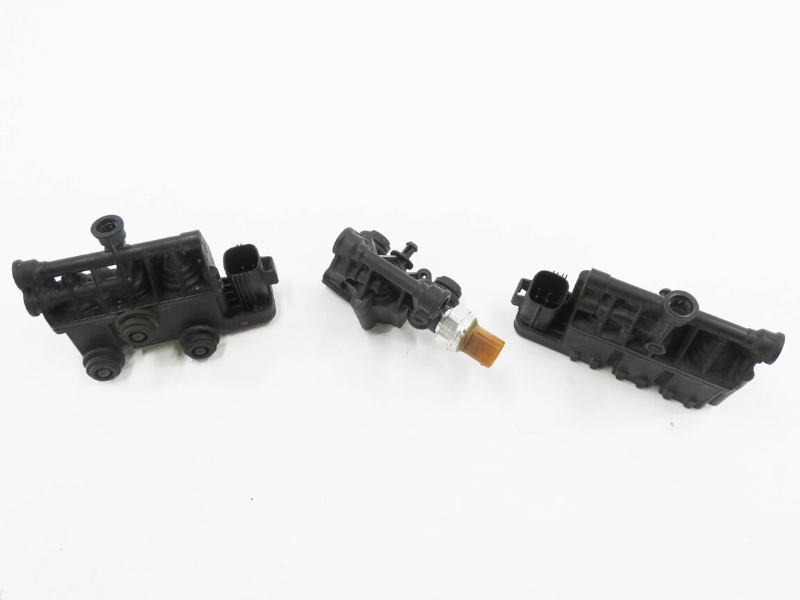 Thumbnail 2: 06 RANGE ROVER SPORT (L320) AIR SUSPENSION VALVE BLOCK SET-3