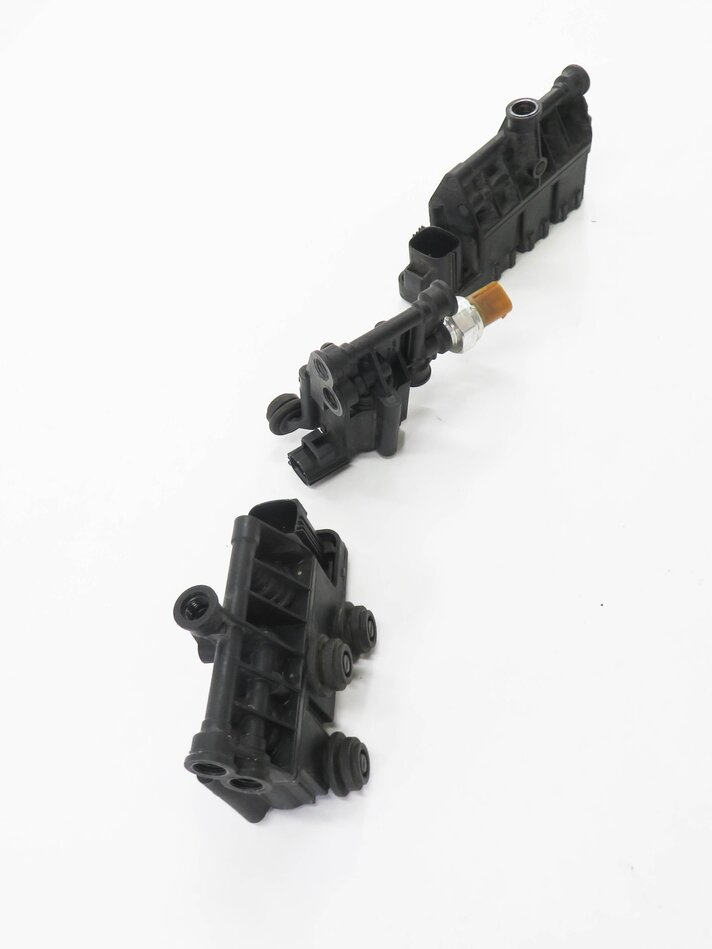 Thumbnail 3: 06 RANGE ROVER SPORT (L320) AIR SUSPENSION VALVE BLOCK SET-3