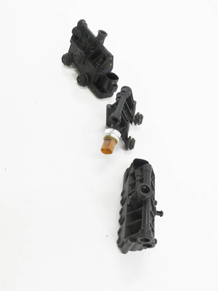 Thumbnail 4: 06 RANGE ROVER SPORT (L320) AIR SUSPENSION VALVE BLOCK SET-3