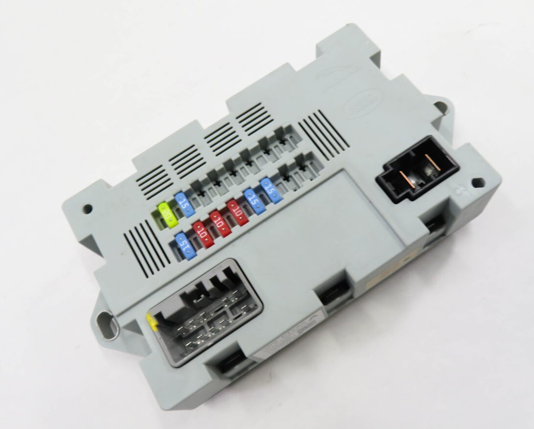 2017 LAND ROVER DISCOVERY SPORT (L550) LEFT REAR POWER JUNCTION FUSE BOX