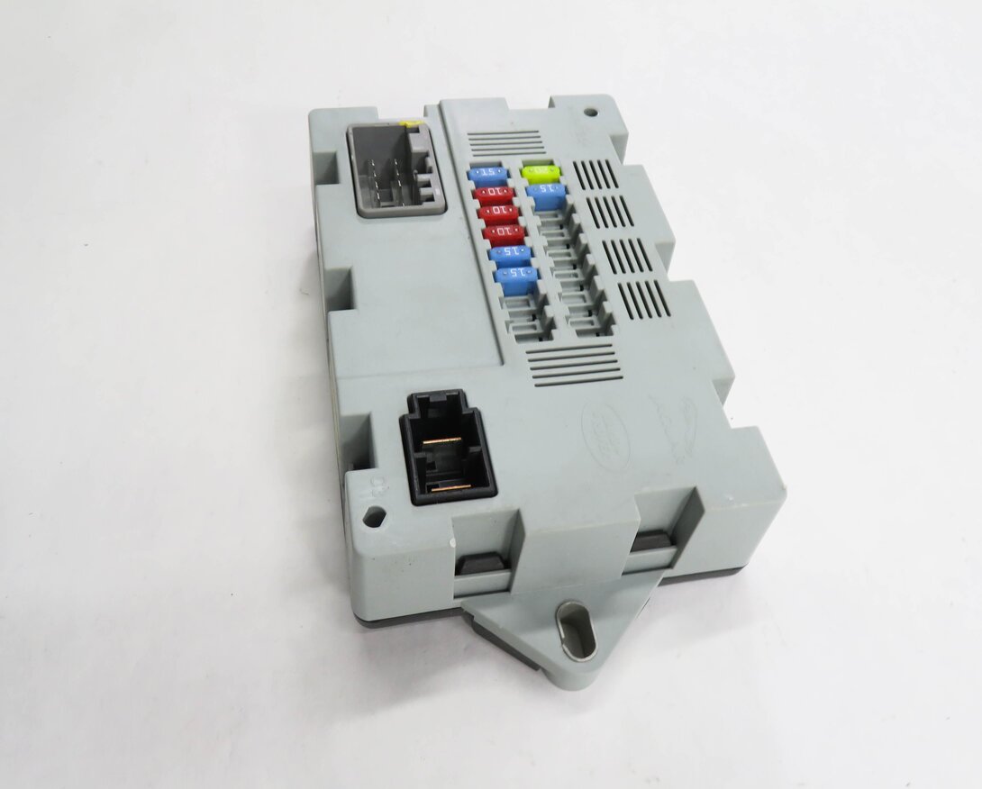 Thumbnail 4: 2017 LAND ROVER DISCOVERY SPORT (L550) LEFT REAR POWER JUNCTION FUSE BOX