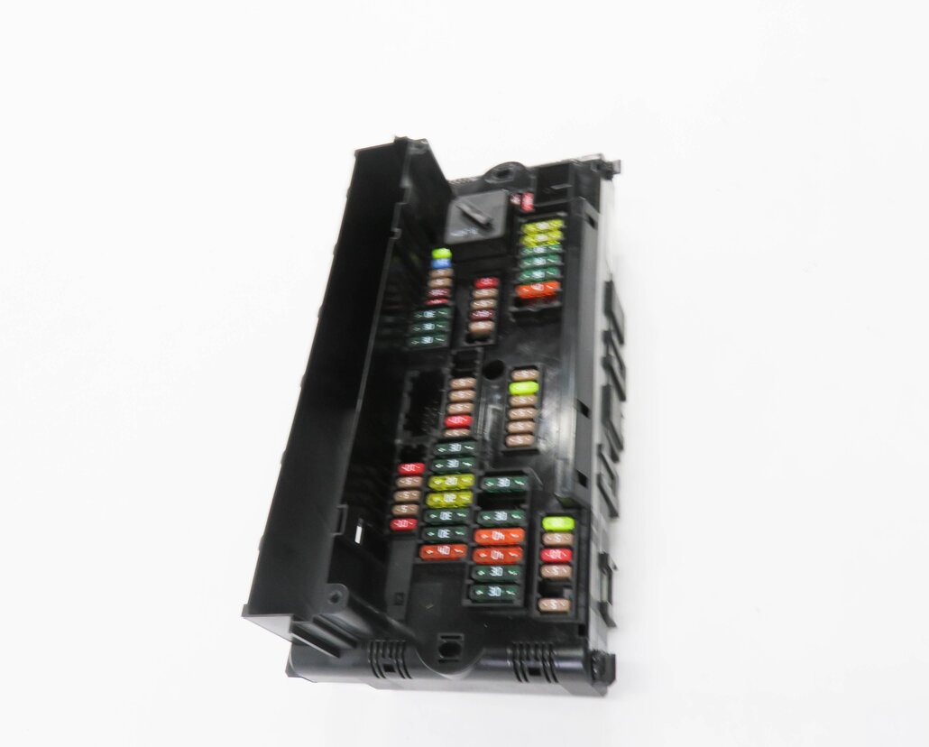 Thumbnail 3: 2012 BMW 750i (F01) FRONT POWER DISTRIBUTION FUSE BOX