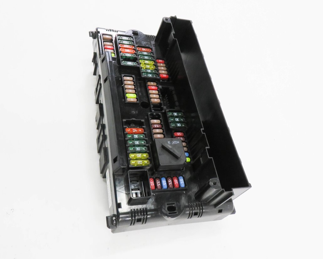 Thumbnail 4: 2012 BMW 750i (F01) FRONT POWER DISTRIBUTION FUSE BOX