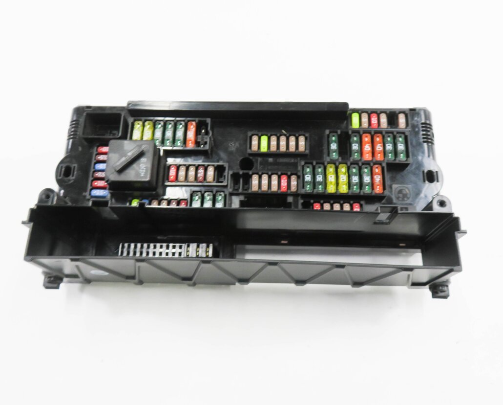 Thumbnail 5: 2012 BMW 750i (F01) FRONT POWER DISTRIBUTION FUSE BOX