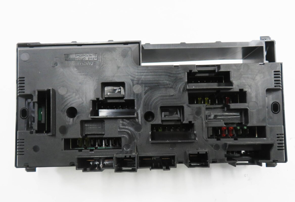 Thumbnail 6: 2012 BMW 750i (F01) FRONT POWER DISTRIBUTION FUSE BOX