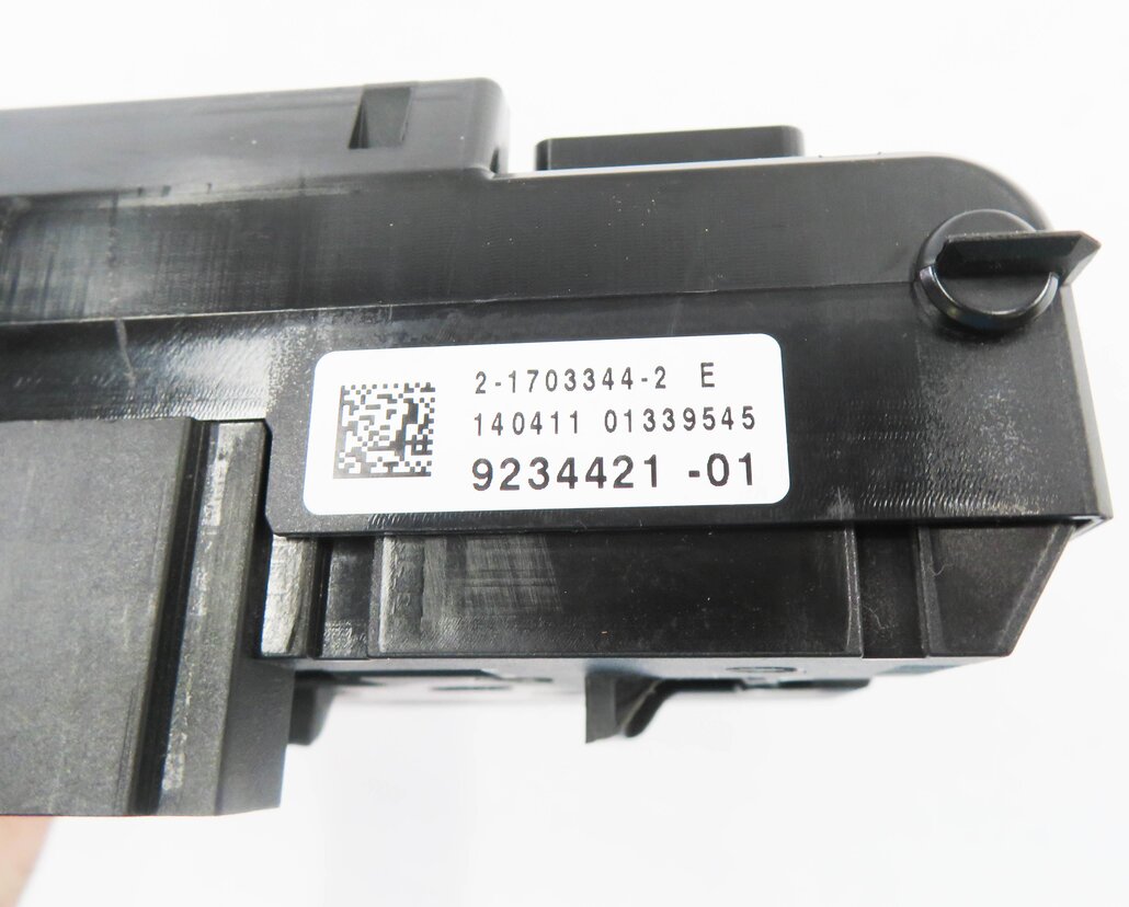 Thumbnail 7: 2012 BMW 750i (F01) FRONT POWER DISTRIBUTION FUSE BOX