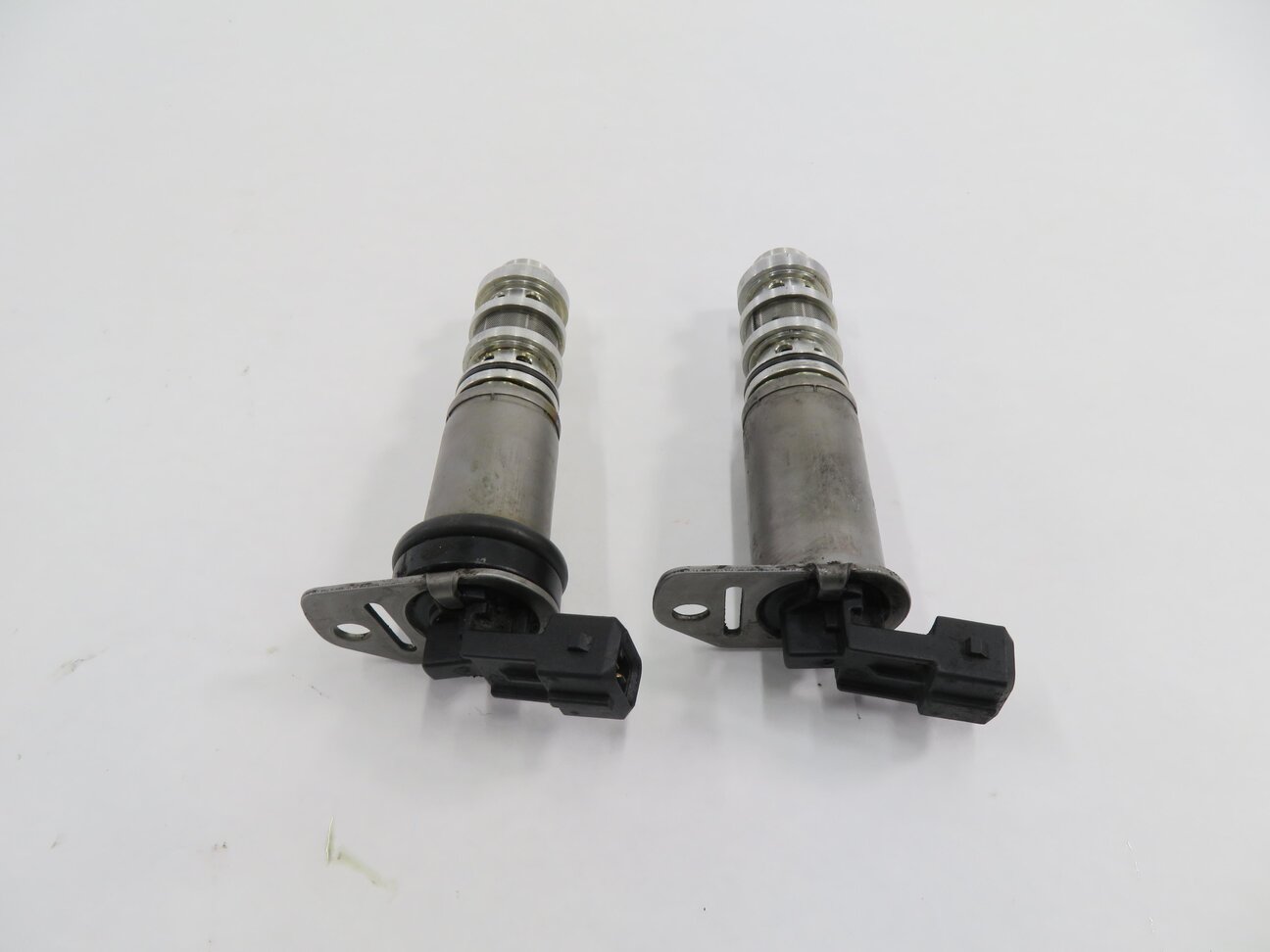 Thumbnail 2: 2012 BMW 750i (F01) 4.4L N62 TWIN TURBO ENGINE - VVT VANOS TIMING SOLENOID SET-2