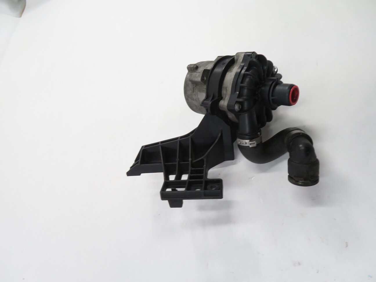 Thumbnail 3: 2012 BMW 750i (F01) 4.4L N62 TWIN TURBO ENGINE - AUXILIARY WATER PUMP