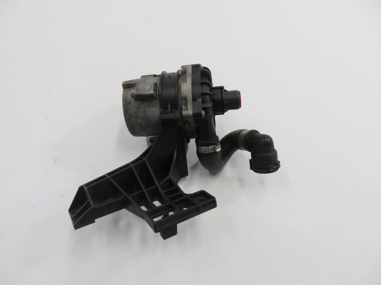 Thumbnail 5: 2012 BMW 750i (F01) 4.4L N62 TWIN TURBO ENGINE - AUXILIARY WATER PUMP