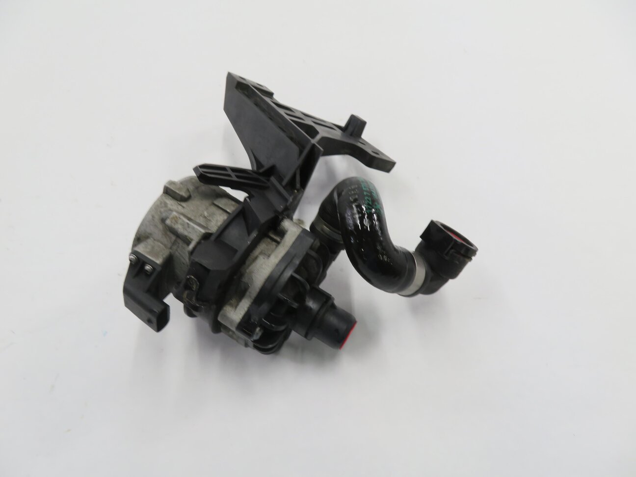 Thumbnail 6: 2012 BMW 750i (F01) 4.4L N62 TWIN TURBO ENGINE - AUXILIARY WATER PUMP