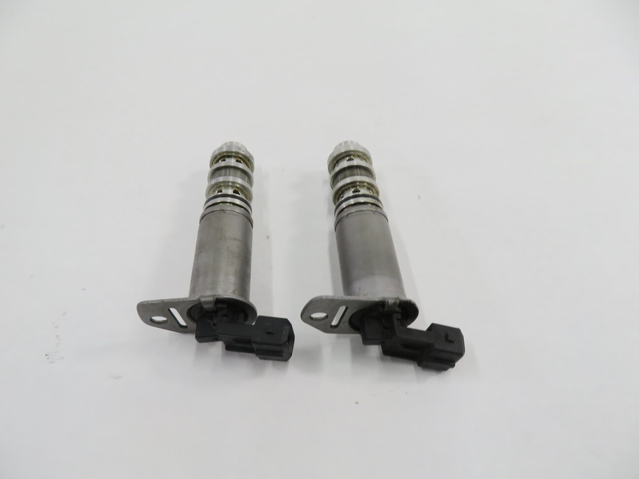 Thumbnail 2: 2012 BMW 750i (F01) 4.4L N62 TWIN TURBO ENGINE - VVT VANOS TIMING SOLENOID SET-2