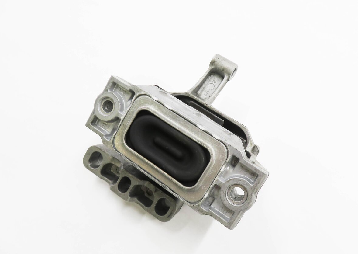 2016 AUDI Q3 (8U) 2.0L CCTA TURBO - RIGHT FRONT PASSENGER ENGINE MOUNT BRACKET
