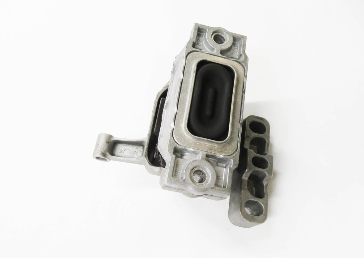 Thumbnail 4: 2016 AUDI Q3 (8U) 2.0L CCTA TURBO - RIGHT FRONT PASSENGER ENGINE MOUNT BRACKET