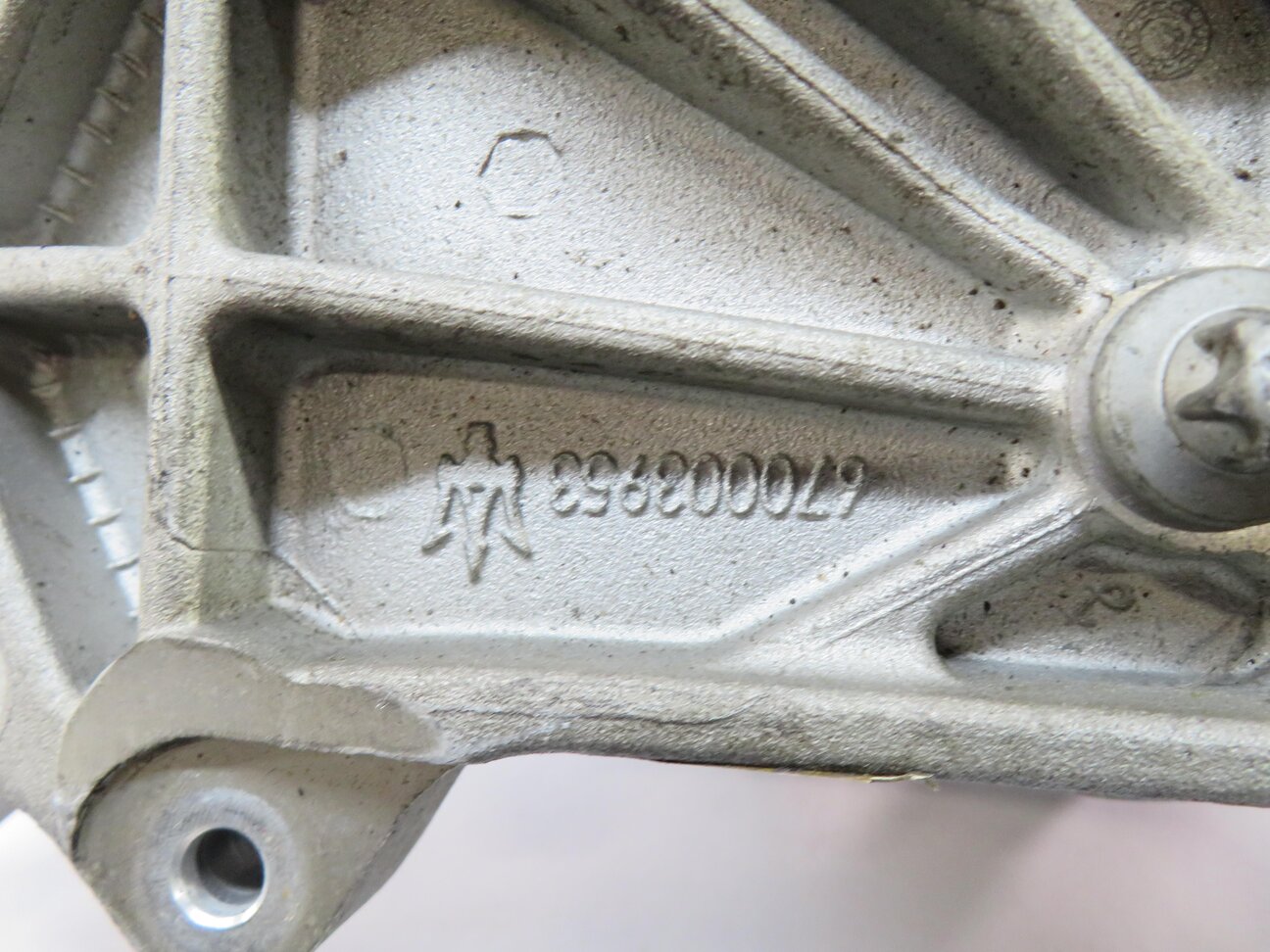 Thumbnail 5: 2018 MASERATI QUATTROPORTE VI (M156) TRANSMISSION MOUNT SUPPORT BRACKET