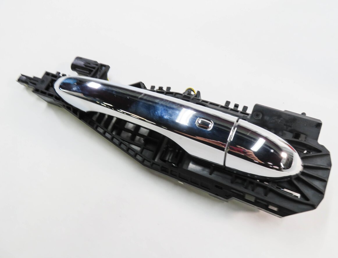 2018 MASERATI QUATTROPORTE (M156) RIGHT FRONT PROXIMITY DOOR HANDLE (WHITE)