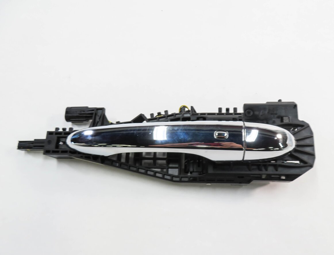 Thumbnail 2: 2018 MASERATI QUATTROPORTE (M156) RIGHT FRONT PROXIMITY DOOR HANDLE (WHITE)