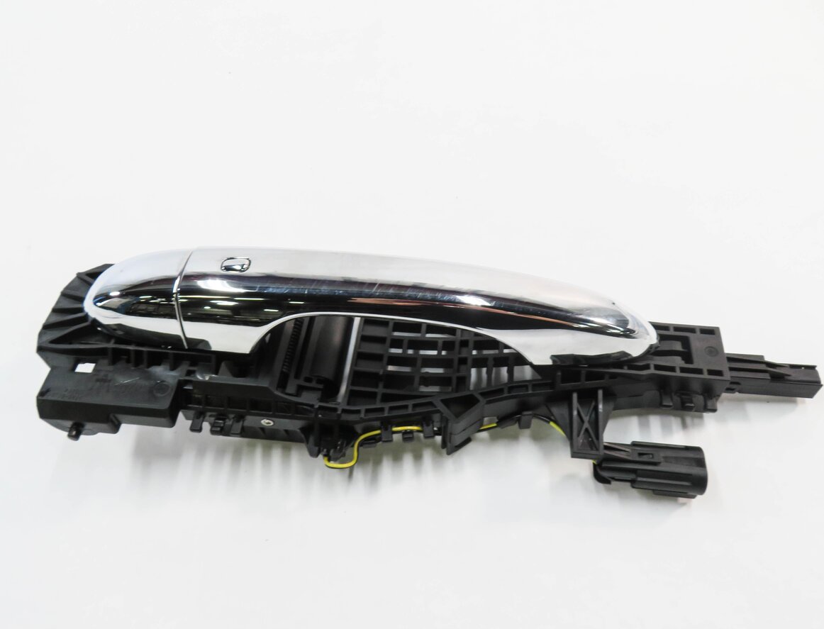 Thumbnail 5: 2018 MASERATI QUATTROPORTE (M156) RIGHT FRONT PROXIMITY DOOR HANDLE (WHITE)