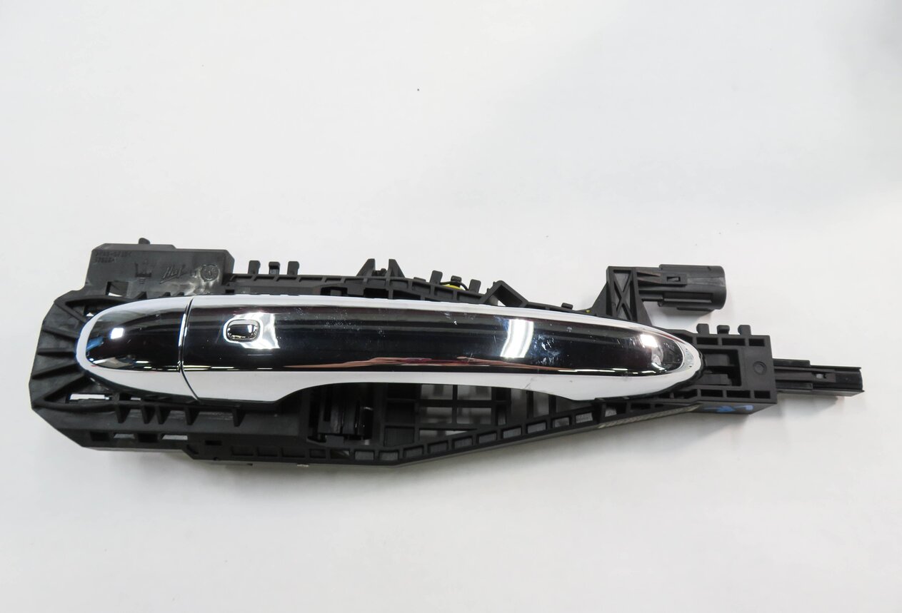 Thumbnail 2: 2018 MASERATI QUATTROPORTE (M156) LEFT REAR PROXIMITY DOOR HANDLE (WHITE)