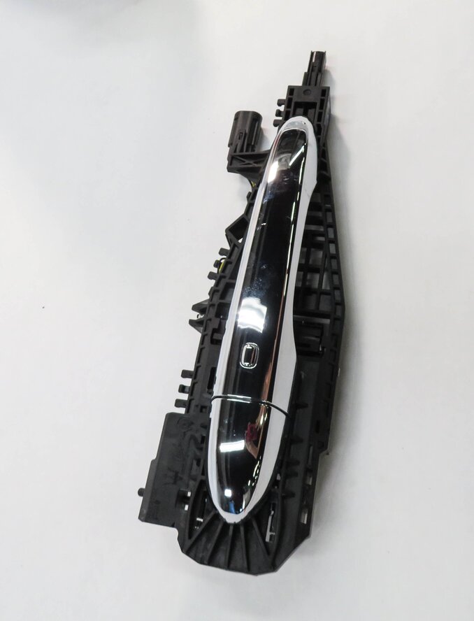 Thumbnail 3: 2018 MASERATI QUATTROPORTE (M156) LEFT REAR PROXIMITY DOOR HANDLE (WHITE)