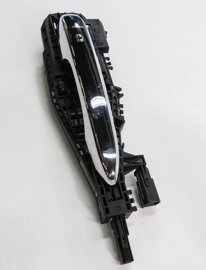 Thumbnail 4: 2018 MASERATI QUATTROPORTE (M156) LEFT REAR PROXIMITY DOOR HANDLE (WHITE)