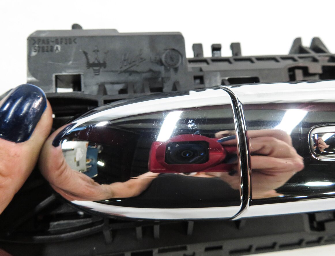 Thumbnail 8: 2018 MASERATI QUATTROPORTE (M156) LEFT REAR PROXIMITY DOOR HANDLE (WHITE)